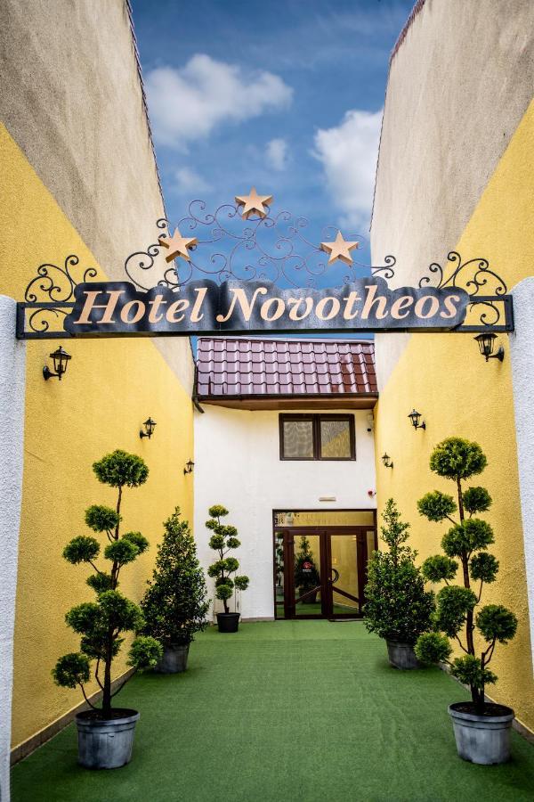 Hotel Novotheos Орадя Экстерьер фото