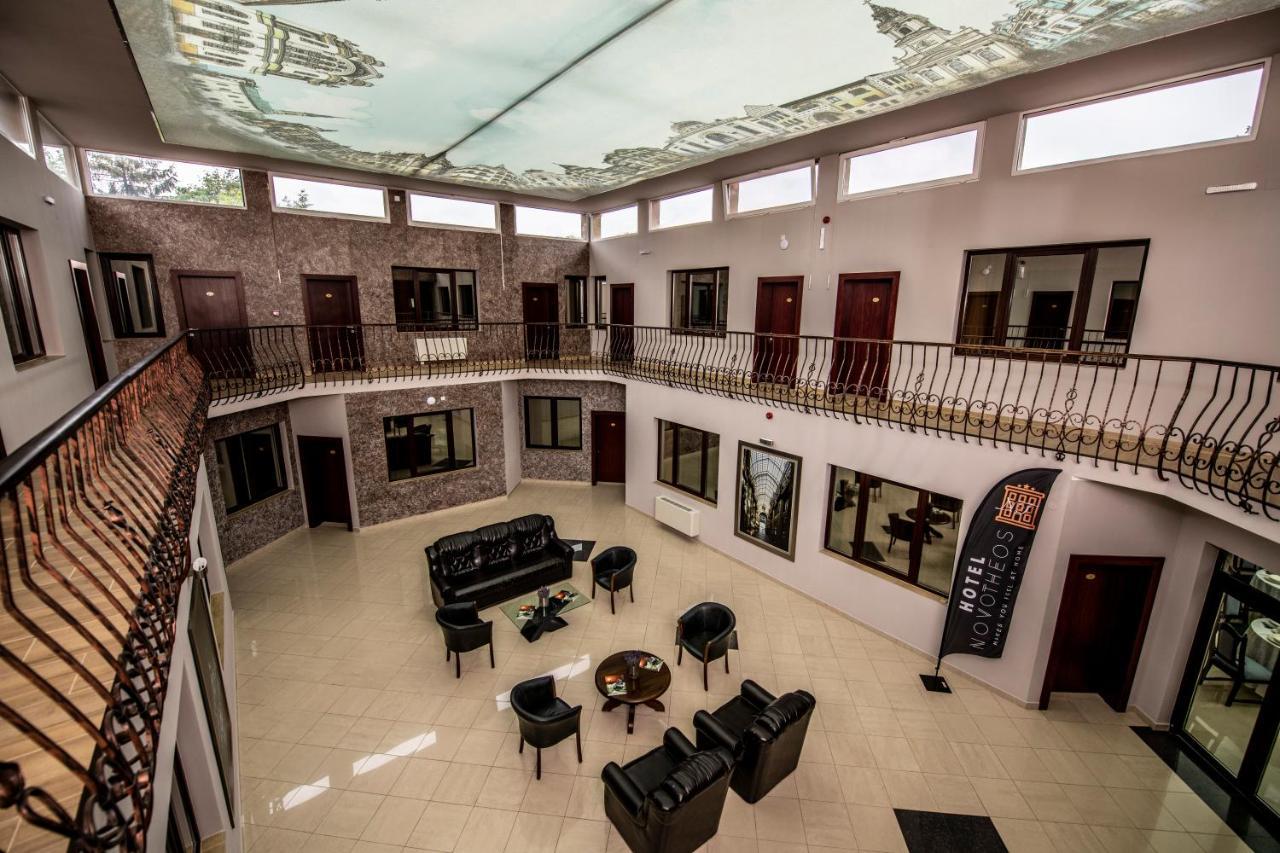 Hotel Novotheos Орадя Экстерьер фото