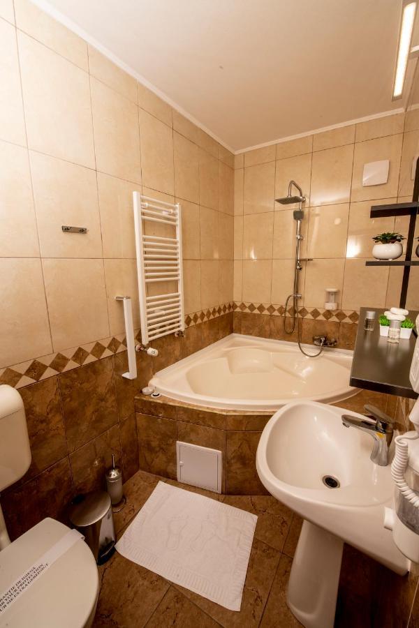 Hotel Novotheos Орадя Экстерьер фото