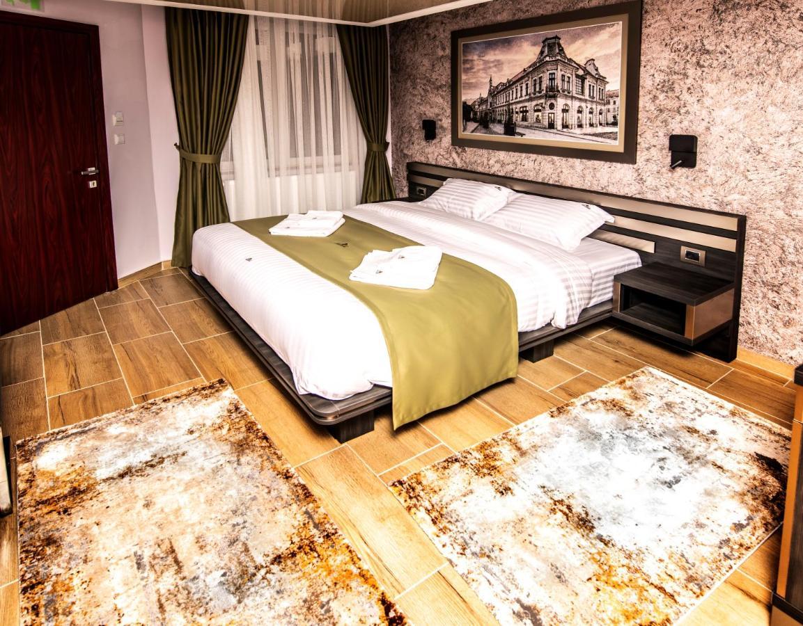 Hotel Novotheos Орадя Экстерьер фото