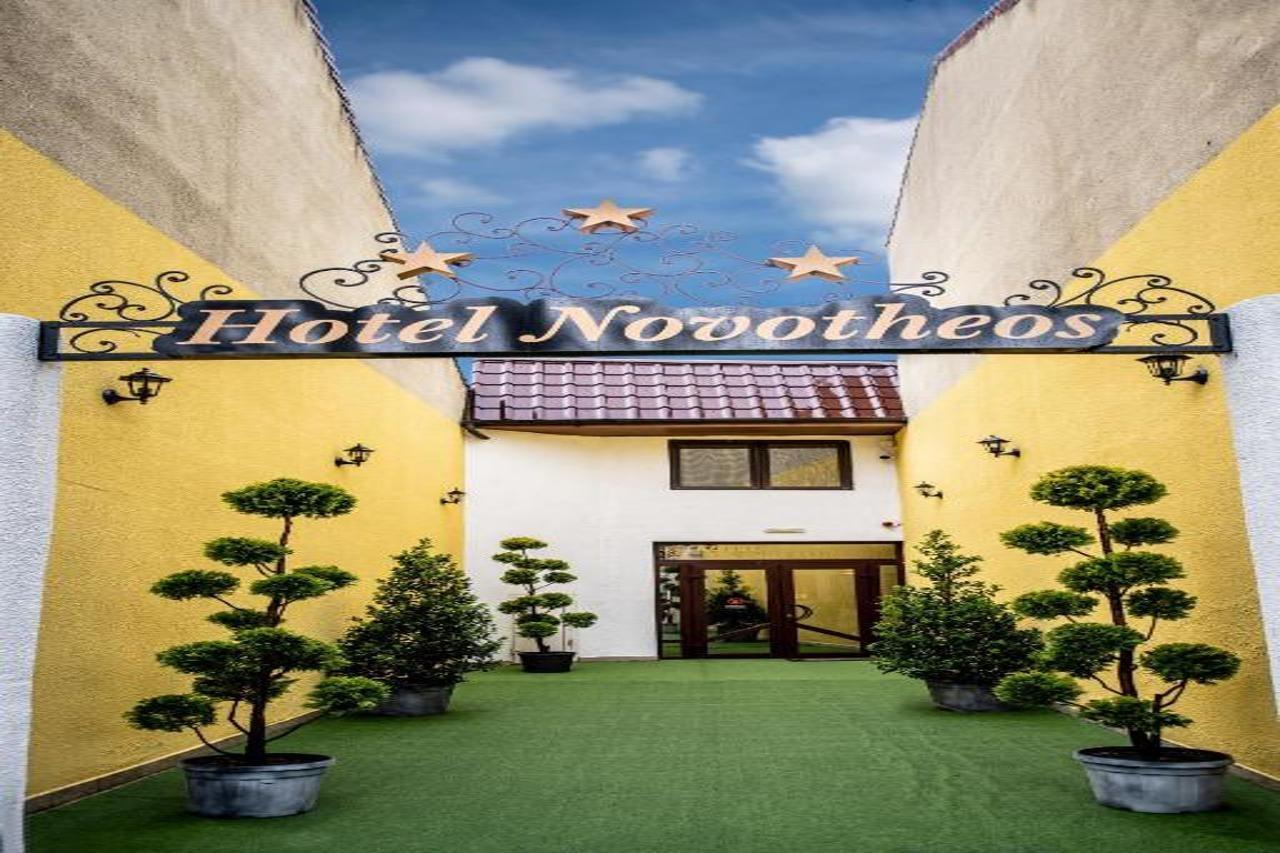 Hotel Novotheos Орадя Экстерьер фото